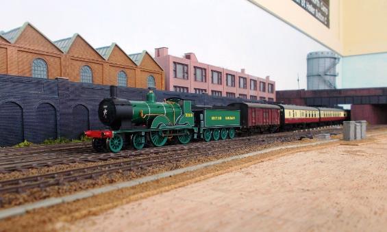 On the Branch reversible, Somer (12mm/1ft black /white tuxedo livery) simply isnt fazed by Schools class no.30913 Christs Hospital (4mm/1ft BR Green livery) passing by on the Up Line with visiting Pullman cars. 