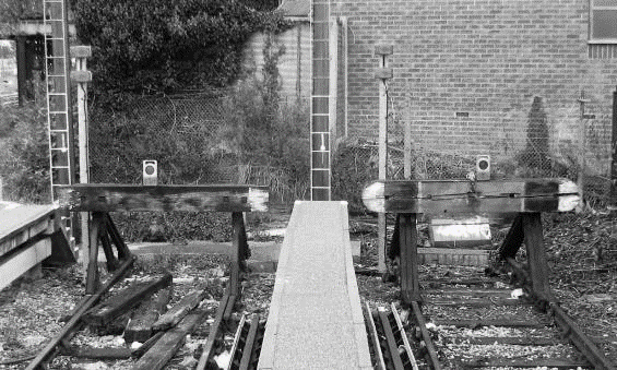 Buffer stops at Horsham - left BR type & right LBSCR (three-bolt with LSWR beam but laid on two-bolt track) 
www.EwhurstGreen.com 
