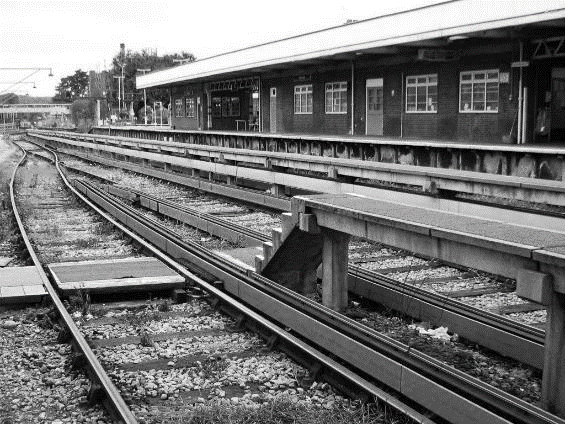 Protection-boarded conductor rails including adjacent to the carriage walkways at Horsham station.
www.EwhurstGreen.com 
