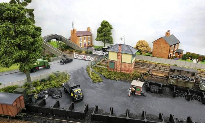 With modernisation of the signalling, Hornbys Horsted Keynes Signalbox was delegated to the role of a crossing box. Buffer stops are LBSCR-type from Lanarkshire Model Supplies.
An angry customer remonstrates with the Coal Merchant as the Signalman looks on at the commotion.
www.EwhurstGreen.com 
