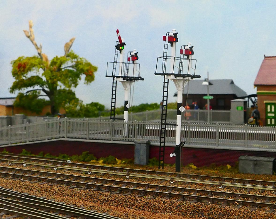 www.EwhurstGreen.com 

Platform 1 signal (left) and Platform 2 signal (right). These BR signals (of LMS design) were used pending Dapol producing SR equivalent (if ever!)