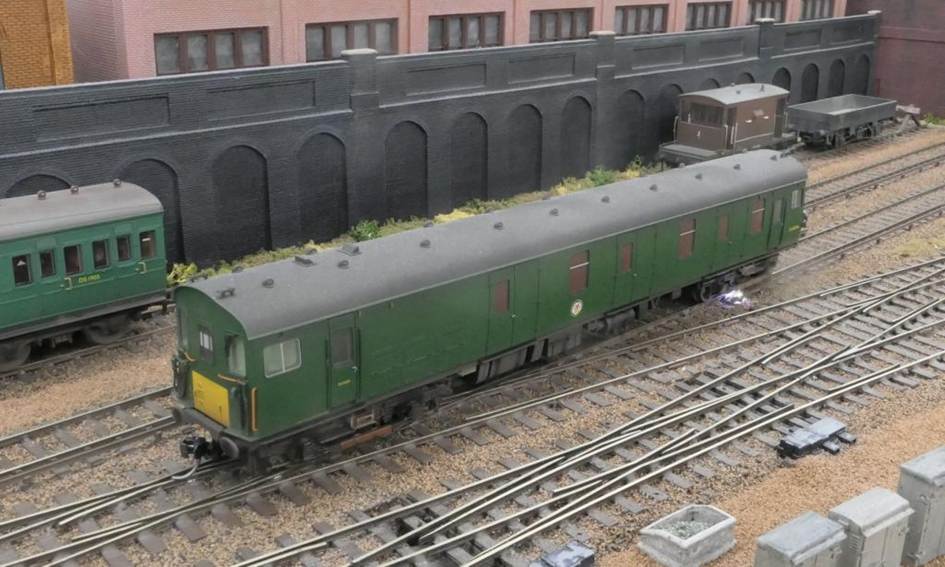 Motor Luggage Van 68006 draws an arc on the Up Line.
www.EwhurstGreen.com 
