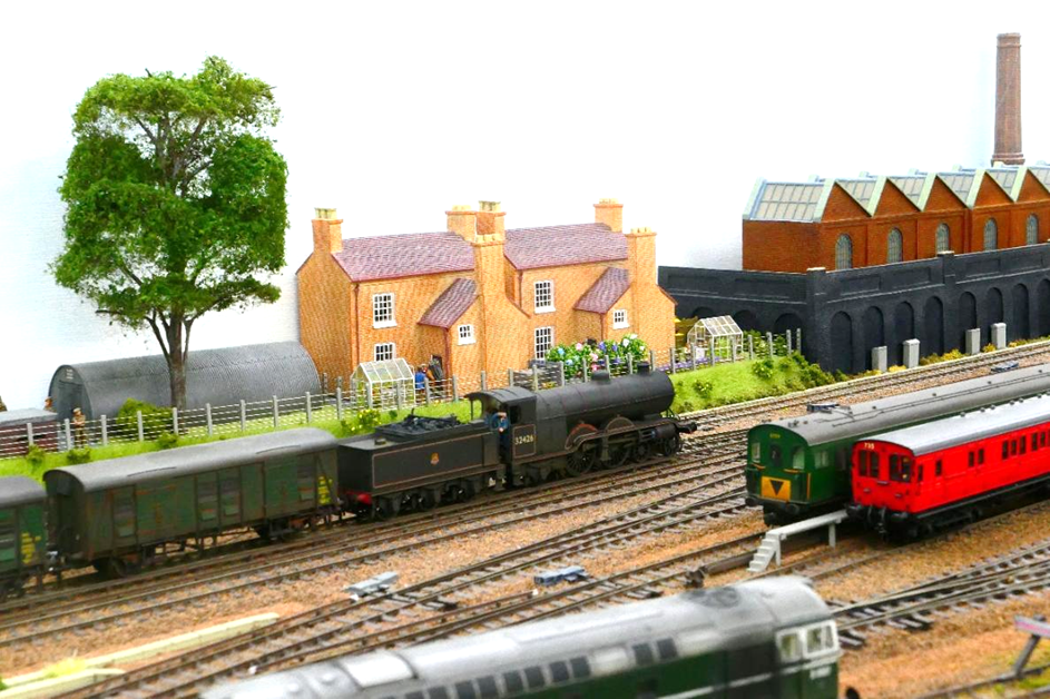 ‘Marsh’ H2 Atlantic no.32426 St Albans Head heads towards Brighton on a semi-fast cross-country service.
www.EwhurstGreen.com
