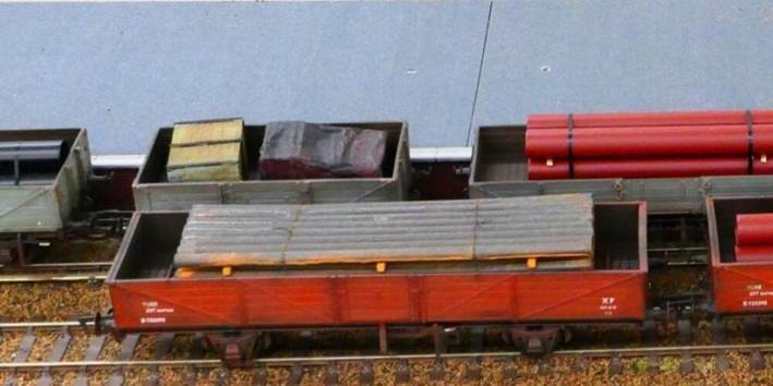 Ewhurst Green model railway
.
Pipes on a BR open TUBE wagon
www.EwhurstGreen.com
