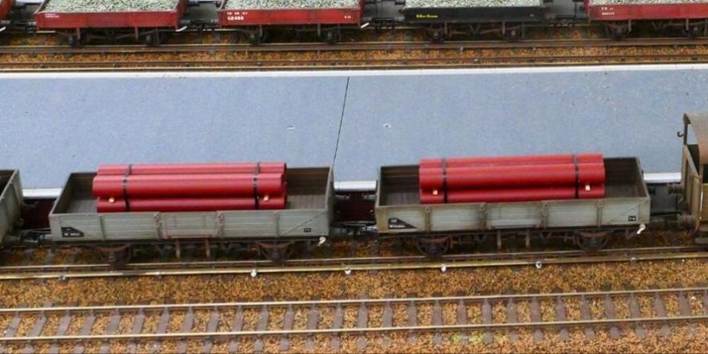 Ewhurst Green model railway
.
Tubes loaded on ex.GWR open 'C' TUBE wagons
www.EwhurstGreen.com
