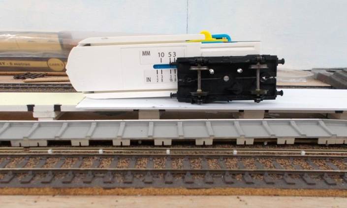 Underside of the platform scribing wagon
with its removable offset scribing tool.
www.EwhurstGreen.com