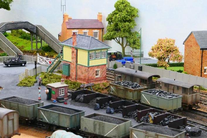Just beyond the coal yard is Ewhurst Green’s ex. LBSCR London-end signal box; this having been retained to operate the gates on Horsham Road level crossing.
www.EwhurstGreen.com