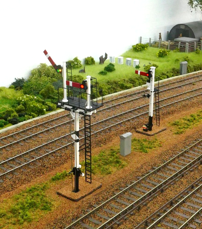 Both the Down Main and Down Bay Starting signals have a route onto the Cranleigh branch; the bay signal being in the form of a mechanical route indicator below its illuminated red lamp. This signal also has a shunting signal at its base for movements into the headshunt.
The bracket signal is displaying a Rule 55 exemption plate.
www.EwhurstGreen.com 
