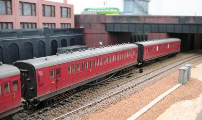 Ex.LSWR 2 Lav set 43 in Crimson Lake livery.
www.EwhurstGreen.com
