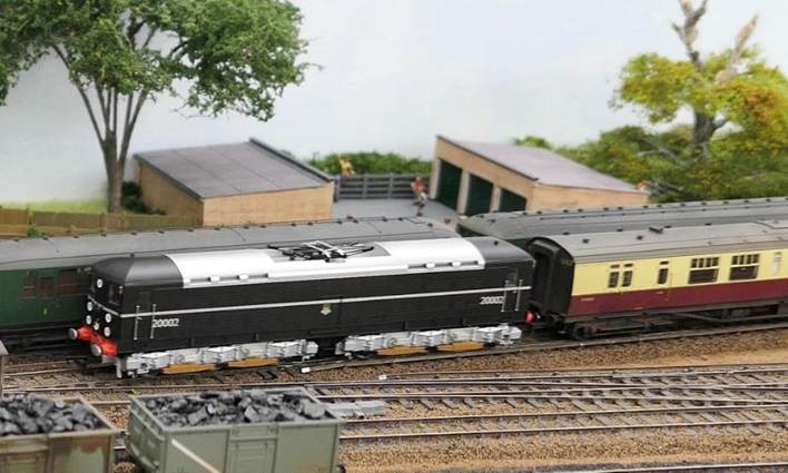 EFE Booster locomotive no.20002.
Nicknamed ‘Hornbys’ no.20002 leads some Bachmann coaches
on the Up line as 2 BIL /2 HAL formation passes on the Down line.
www.EwhurstGreen.com